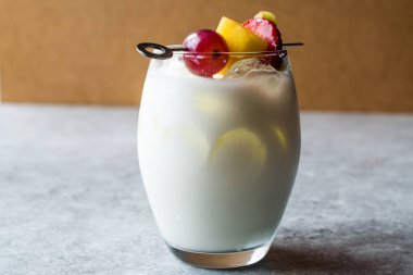 Pina Colada kokteyli meyve ile.