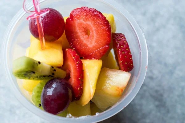 Salada de frutas com morango, Kiwi, manga e uva em copo de plástico . — Fotografia de Stock