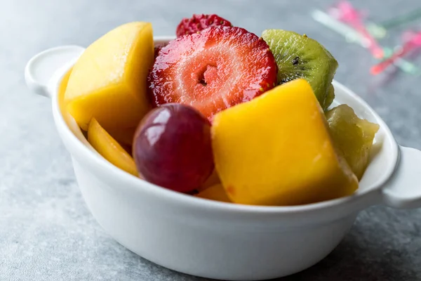 Mini salada de frutas com morango, Kiwi, manga e uva em taça de cerâmica branca . — Fotografia de Stock