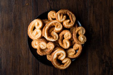 Ahşap yüzeyinde siyah plaka heva tanımlama bilgileri.