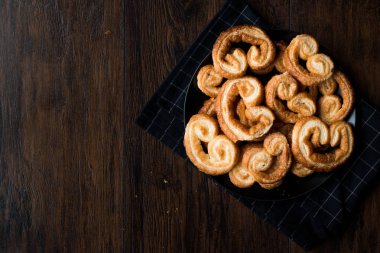 Ahşap yüzeyinde siyah plaka heva tanımlama bilgileri.