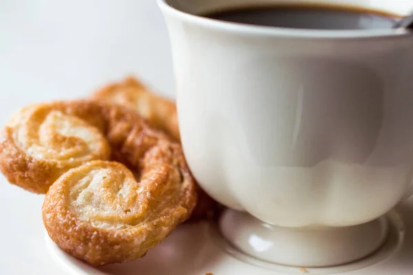Palmier μπισκότα με φλιτζάνι καφέ — Φωτογραφία Αρχείου