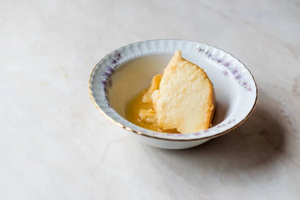 Домашний десерт Semolina с карамельным соусом / крем-карамель — стоковое фото