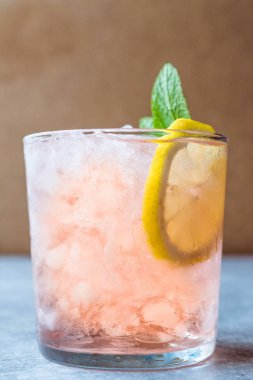 Pembe kokteyl Crushed Buz, nane ve limon ile