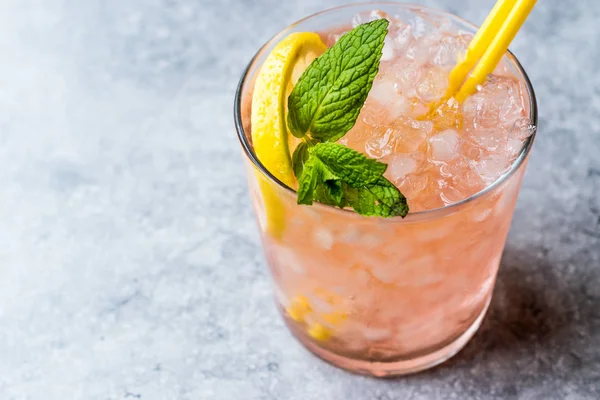 Розовый коктейль со льдом, мятой и лимоном — стоковое фото