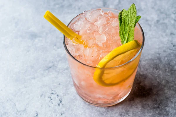 Cocktail rosa com gelo esmagado, hortelã e limão — Fotografia de Stock