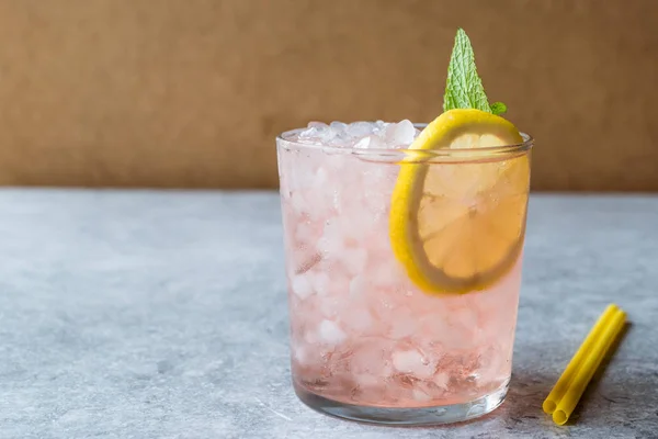 얼음, 민트와 레몬 핑크 칵테일 — 스톡 사진