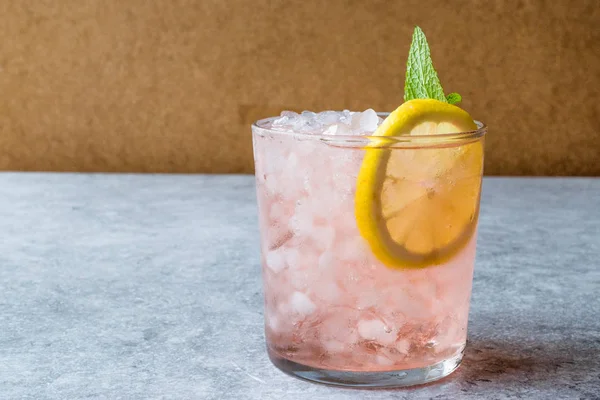 Rosa Cocktail mit Crushed Ice, Minze und Zitrone — Stockfoto