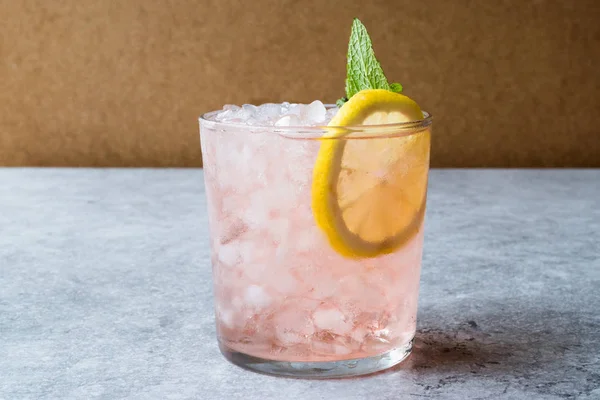 Rosa Cocktail med krossad is, mynta och citron — Stockfoto