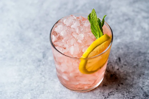 Cocktail rosa com gelo esmagado, hortelã e limão — Fotografia de Stock