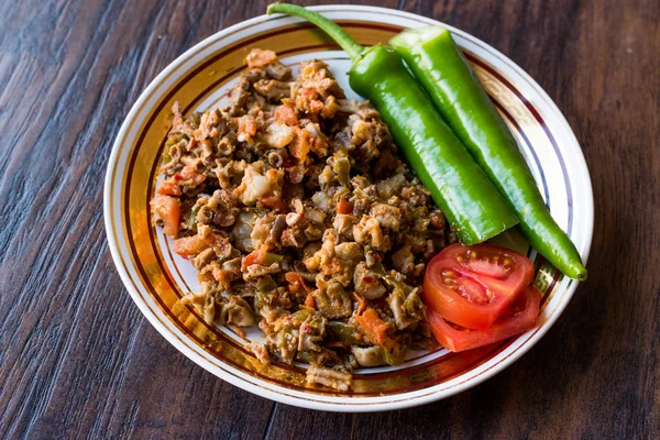 Turca Street Food Kokorec con tomate y pimiento verde. (Porción de intestino de oveja ). — Foto de Stock