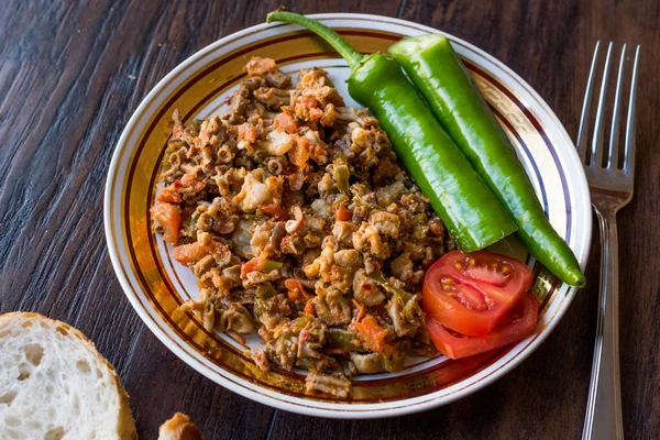 Turkish Street Food Kokorec with Tomato and Green Pepper. (Portion Sheep Bowel). — Stock Photo, Image