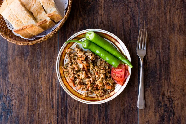 Turkish Street Food Kokorec med Tomato og Green Pepper. (Porsjon saueavføring ). – stockfoto