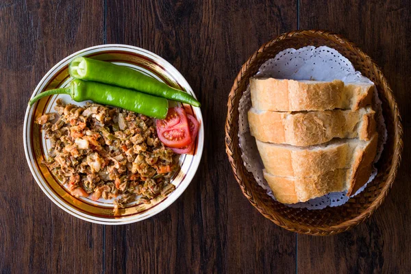 Türkisches Street Food Kokorec mit Tomate und grünem Pfeffer. (Portion Schafsdarm). — Stockfoto