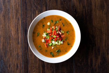 Geleneksel Konya Bulgur çorbası Batirik dilimlenmiş salatalık, domates, soğan ve maydanoz ile. 