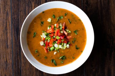 Geleneksel Konya Bulgur çorbası Batirik dilimlenmiş salatalık, domates, soğan ve maydanoz ile. 