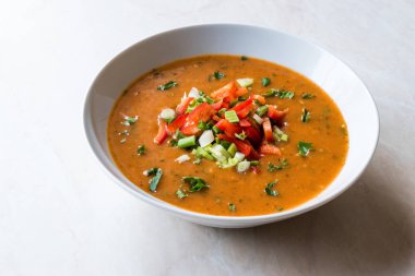 Geleneksel Konya Bulgur çorbası Batirik dilimlenmiş salatalık, domates, soğan ve maydanoz ile. 