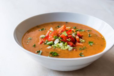 Geleneksel Konya Bulgur çorbası Batirik dilimlenmiş salatalık, domates, soğan ve maydanoz ile. 