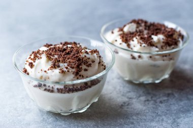 Köstebek puding Çikolata Bisküvi, muz ve krem şanti ile.