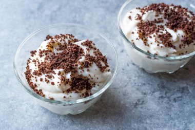 Köstebek puding Çikolata Bisküvi, muz ve krem şanti ile.