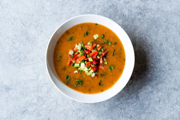 Traditionelle Konya-Bulgur-Suppe Batirik mit Gurkenscheiben, Tomaten, Zwiebeln und Petersilie. — Stockfoto