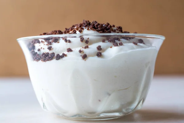 Pouding à la taupe avec biscuit au chocolat, banane et crème fouettée . — Photo