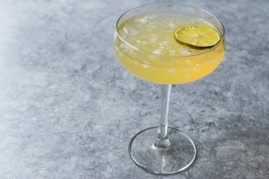 Cin votka kokteyl kireç ve kırılmış buz ile.