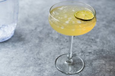 Cin votka kokteyl kireç ve kırılmış buz ile.