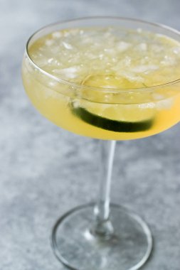 Cin votka kokteyl kireç ve kırılmış buz ile.