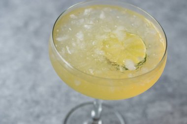 Cin votka kokteyl kireç ve kırılmış buz ile.