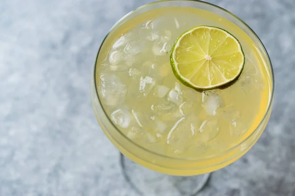 Gin Gimlet Cocktail com Limão e Gelo Esmagado . — Fotografia de Stock