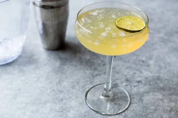 Cocktail Gin Gimlet con calce e ghiaccio tritato . — Foto Stock