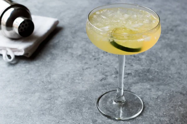 Gin Gimlet Cocktail med Lime och krossad is. — Stockfoto