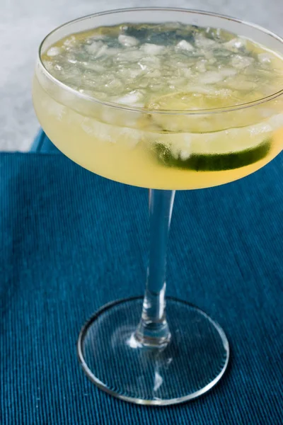 Gin Gimlet Cocktail with Lime and Crushed Ice. — Stok Foto