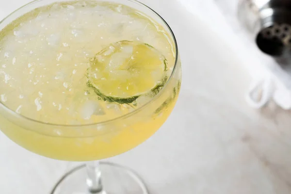 Gin Gimlet Cocktail mit Limette und Crushed Ice. — Stockfoto