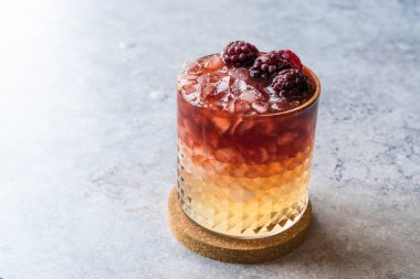 Bramble kokteyl böğürtlen ve kırılmış buz ile.