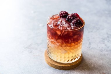 Bramble kokteyl böğürtlen ve kırılmış buz ile.