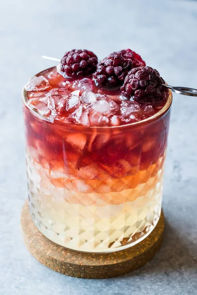 Bramble Cocktail with Blackberries and Crushed Ice. — Stock Photo, Image