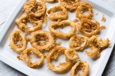 Tartar sosu ve limon ile kızarmış gevrek kalamar kalamar halkaları.