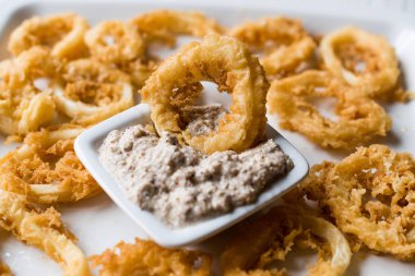 Tartar sosu ve limon ile kızarmış gevrek kalamar kalamar halkaları.