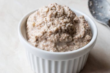 Ev yapımı Tartar sosu kaşıkla yuvarlak tabak