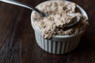 Ev yapımı Tartar sosu kaşıkla yuvarlak tabak