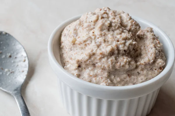 Sauce tartare maison avec cuillère dans un plat rond — Photo