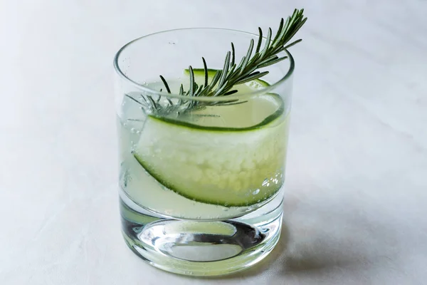 Rosemary Gin Gimlet Cóctel con rodaja de pepino . — Foto de Stock