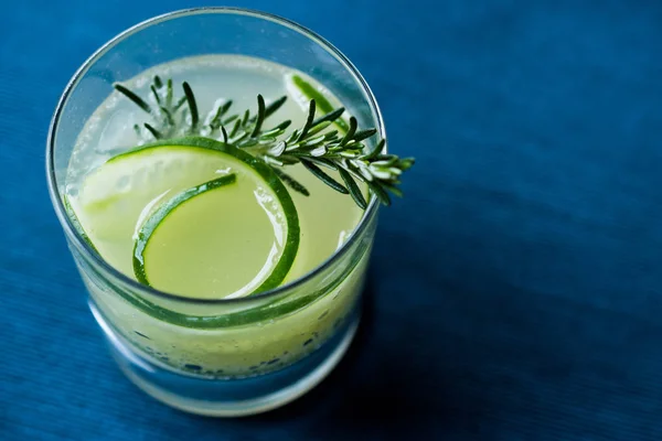 Rosemary Gin Fretboor Cocktail met schijfje komkommer. — Stockfoto