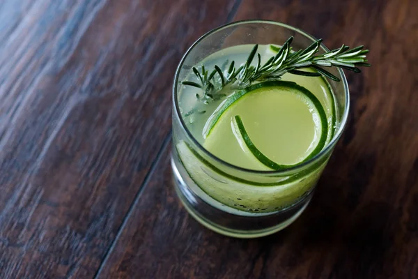 Rosemary Gin Gimlet Cocktail com fatia de pepino . — Fotografia de Stock