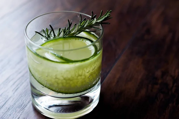 Rosemary Gin Gimlet Cocktail com fatia de pepino . — Fotografia de Stock