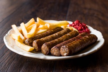 Balkan Cevapcici köfte / köfte patates ve domates sos.