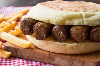 Balkan Cevapcici köfte / köfte sandviç Pide veya pide ile