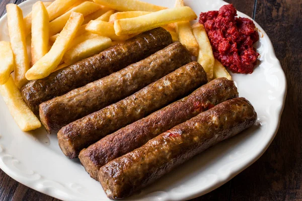 Cevapcici balcanici Kofta / Kofte con Patate e salsa di pomodoro . — Foto Stock